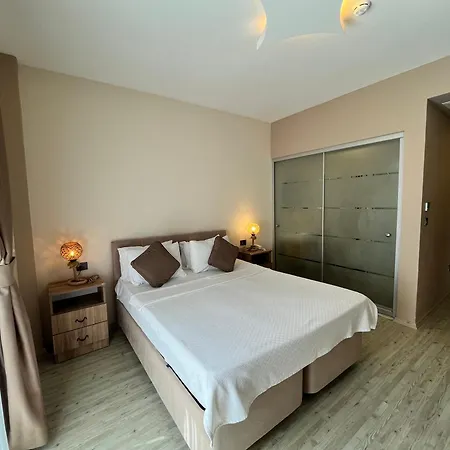 לינה וארוחת בוקר F&g