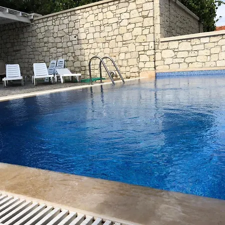 F&g לינה וארוחת בוקר 4*